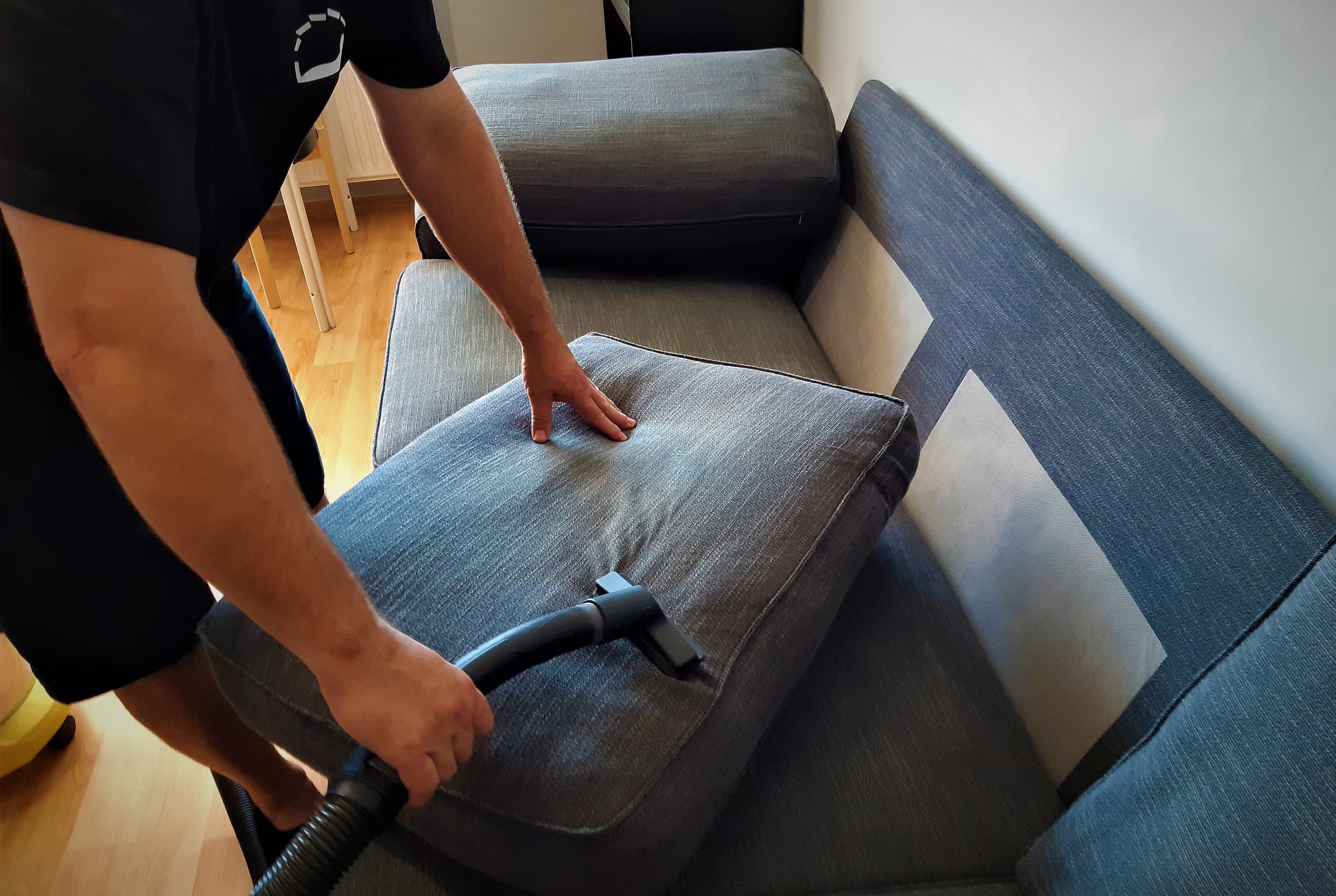 Kanapé elemeinek porszívózása